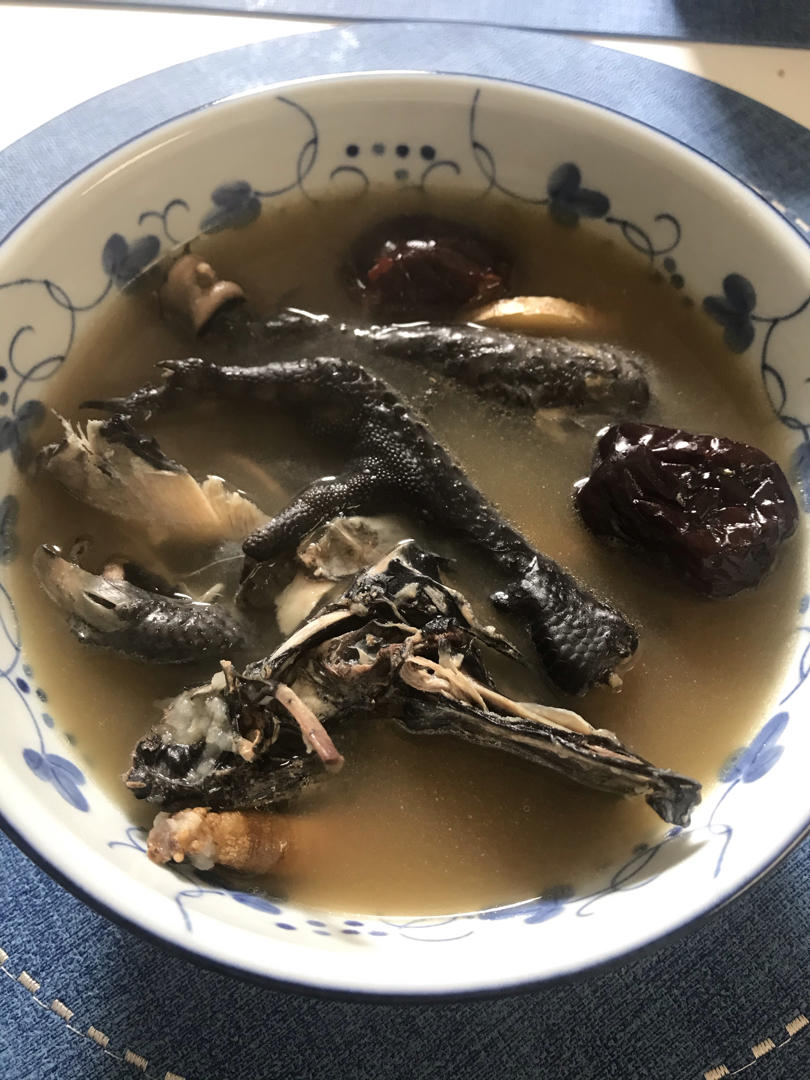 当归黄芪党参炖乌鸡汤