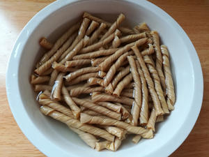比卫龙还好吃的豆皮卷辣条的做法 步骤2