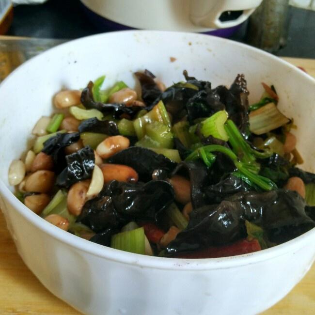 凉拌芹菜花生木耳的做法步骤图 怎么做好吃 优雅的温暖 下厨房