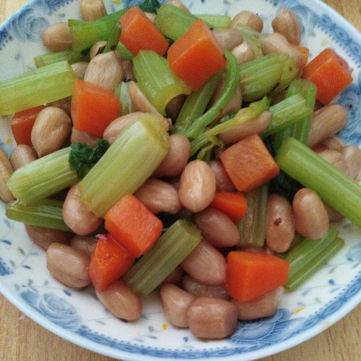 🥕胡萝卜芹菜拌花生米