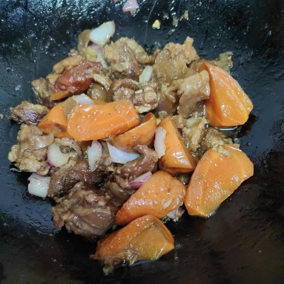 筋头巴脑（就是带肉的牛蹄筋）炖红萝卜土豆（比外面买成品实惠很多）