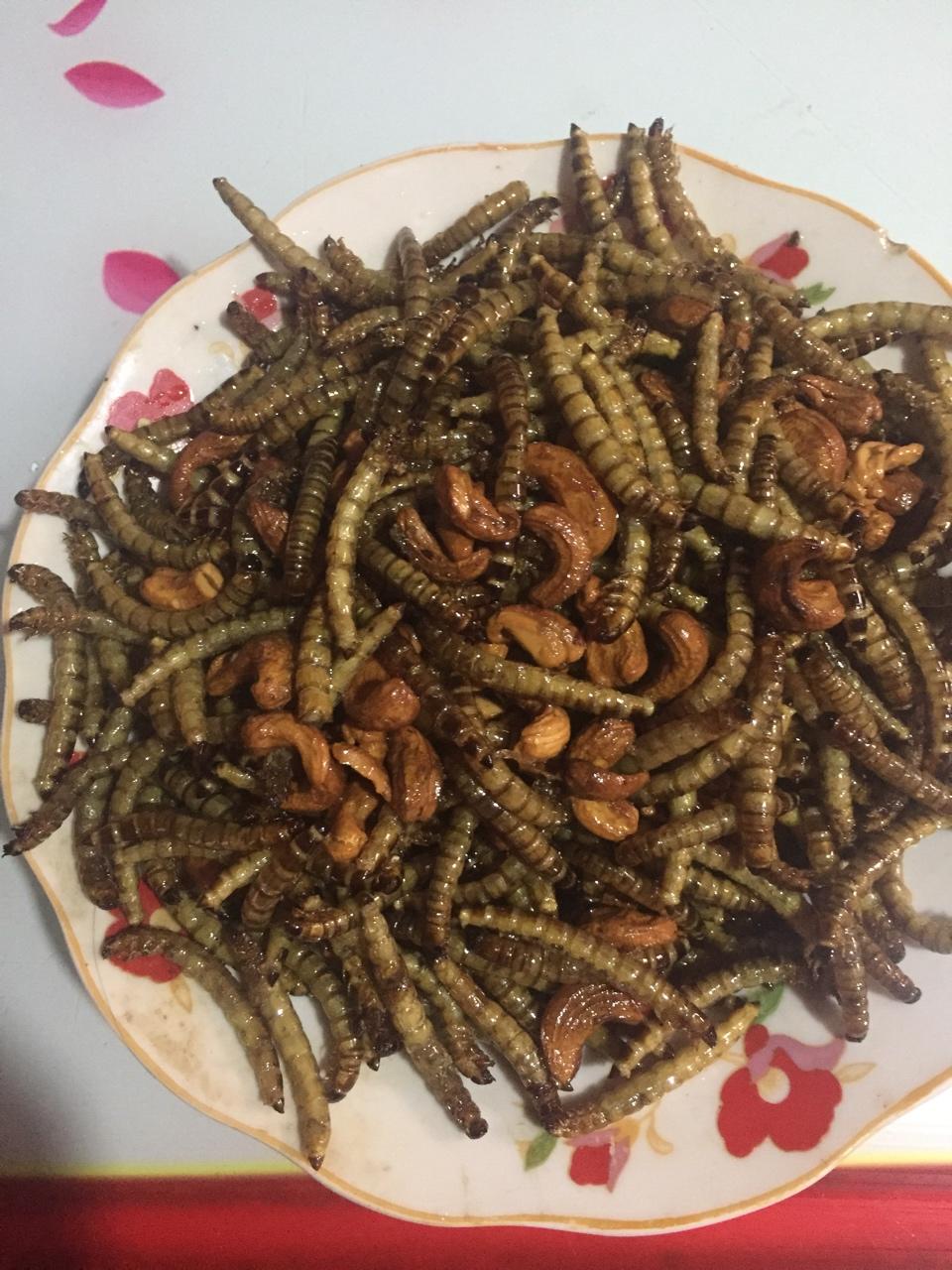 腰果炒虫子的做法