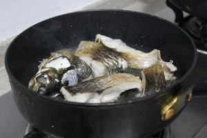 铁锅香鱼的做法 步骤3