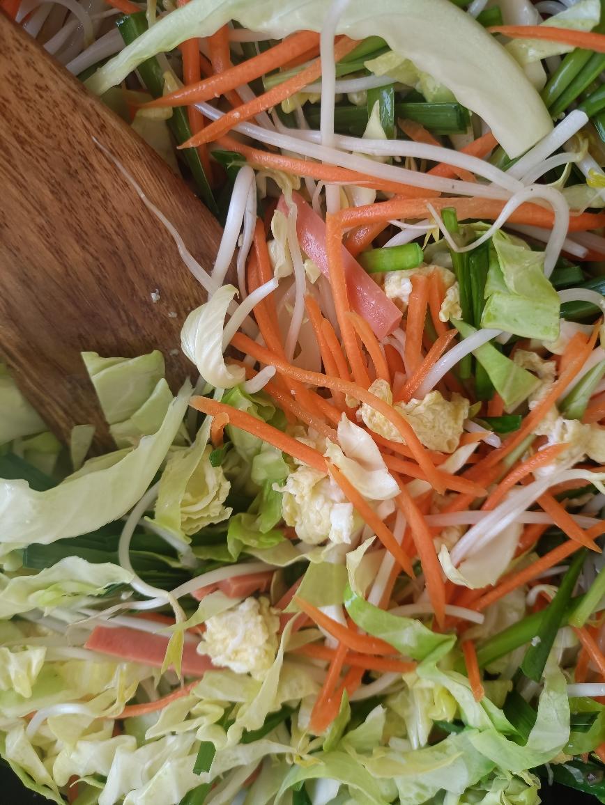 吃完这碗炒方便面朋友叫我去摆摊吧的做法 步骤4