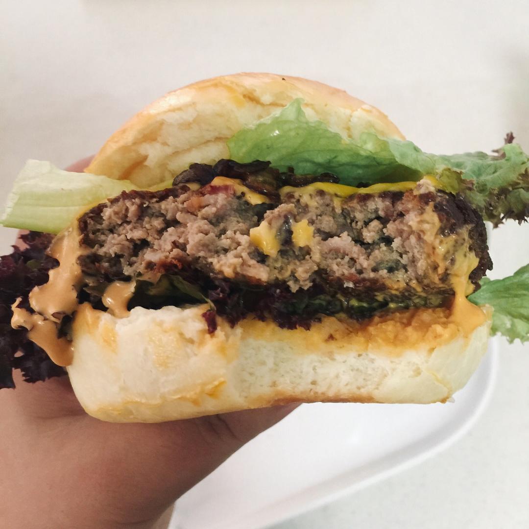 洋葱牛肉汉堡 Beef Hamburger with Fried Onions