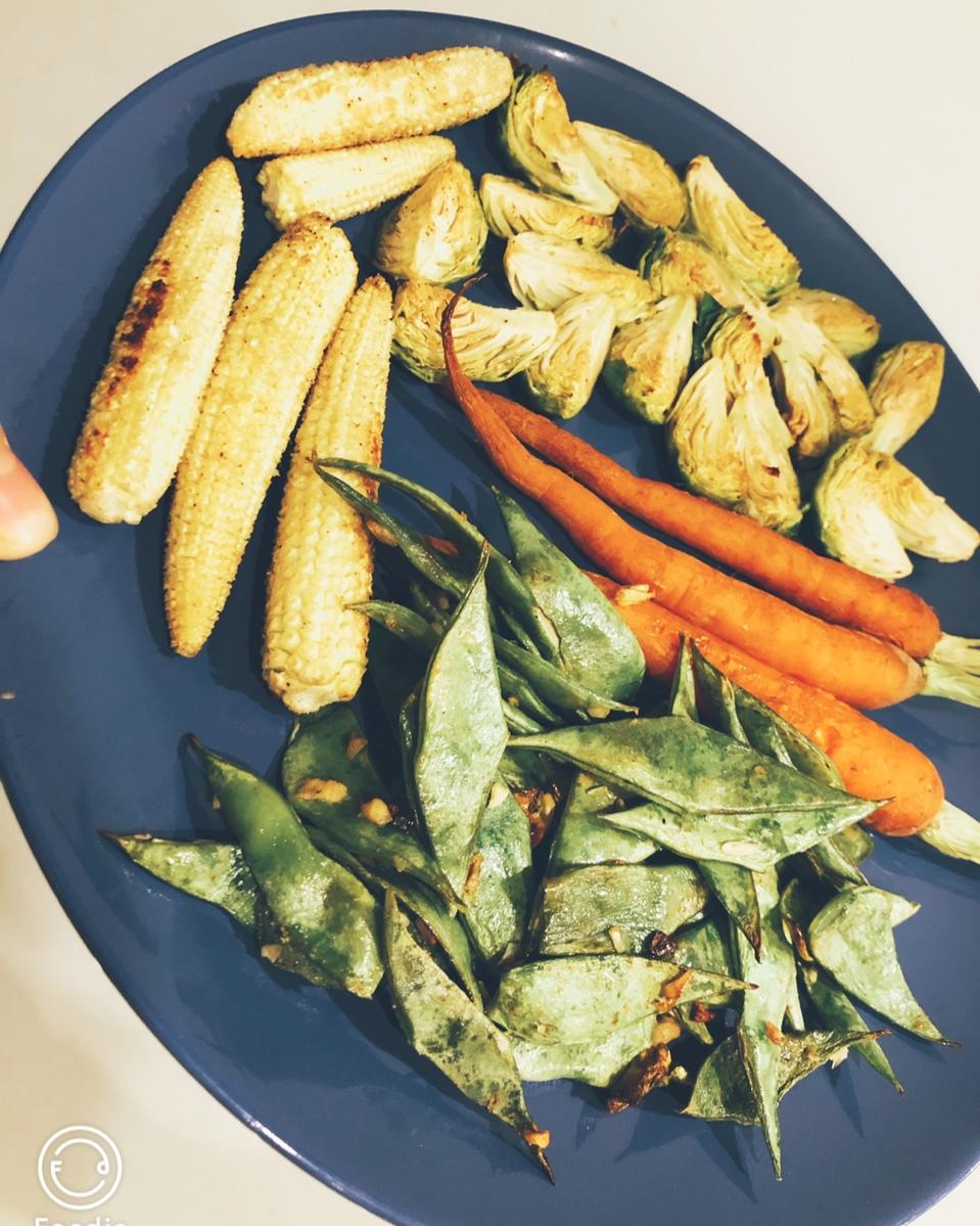 早餐烤蔬菜--孢子甘蓝、小胡萝卜、羽衣甘蓝