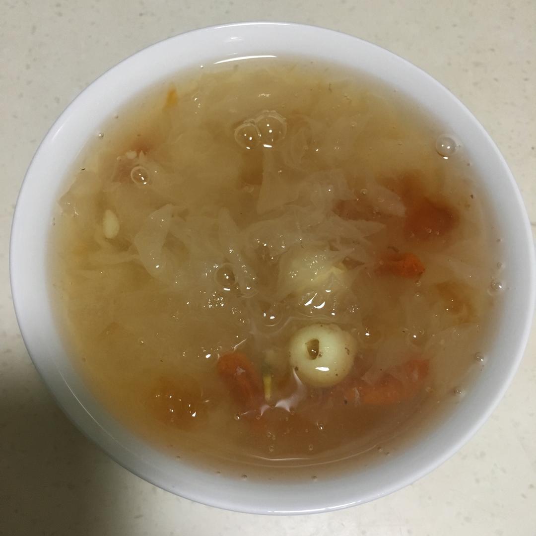 冰糖银耳莲子羹。（内附电饭煲做法）