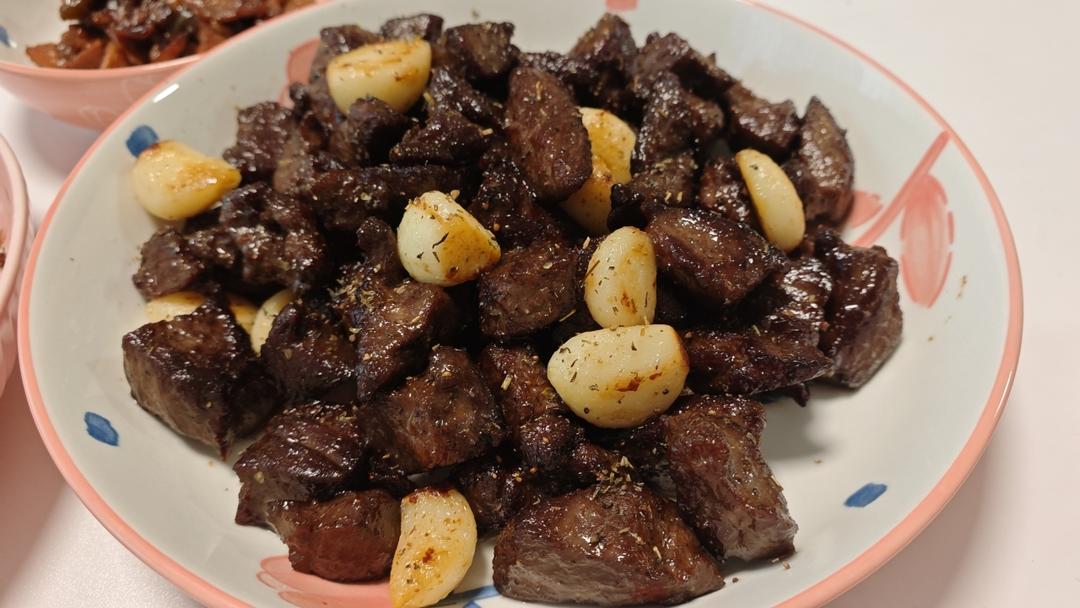 好吃到舔盘的蒜香黑椒牛肉粒