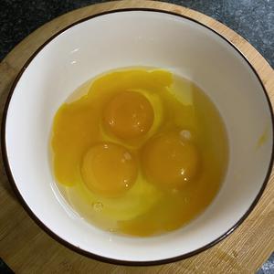 舌尖上的美食の丝瓜蘑菇炒鸡蛋的做法 步骤5