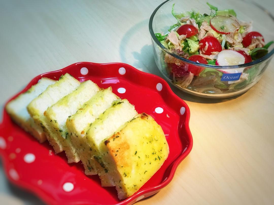 基础但靠谱的金枪鱼牛油果沙拉