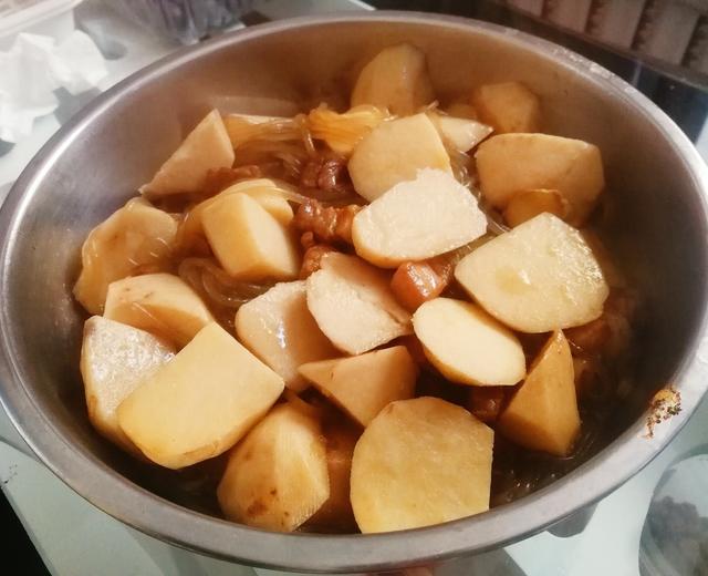 芋头炖五花肉粉条的做法