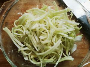 凉拌芹菜——清脆爽口的马家沟芹菜的做法 步骤2