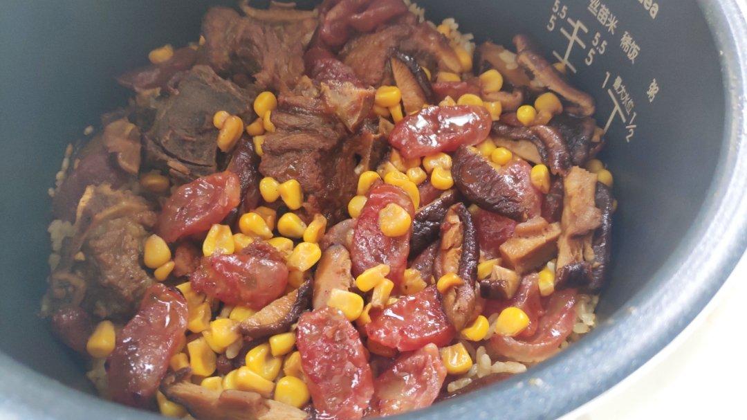 香菇滑鸡腊味煲仔饭