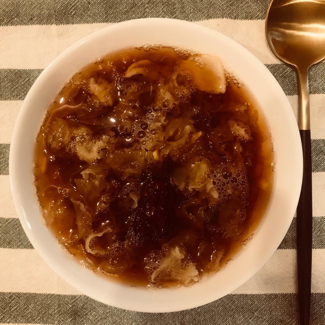 美容润肤 益气补血《桃胶皂角米百合银耳红枣羹》