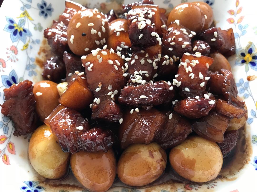 加了鹌鹑蛋后，这盘红烧肉，美味的逆天啦——鹌鹑蛋烧肉（孔瑶食谱）