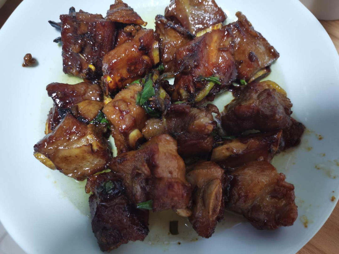 红烧排骨      作为排骨，它是相当认真的哦😎😎😎