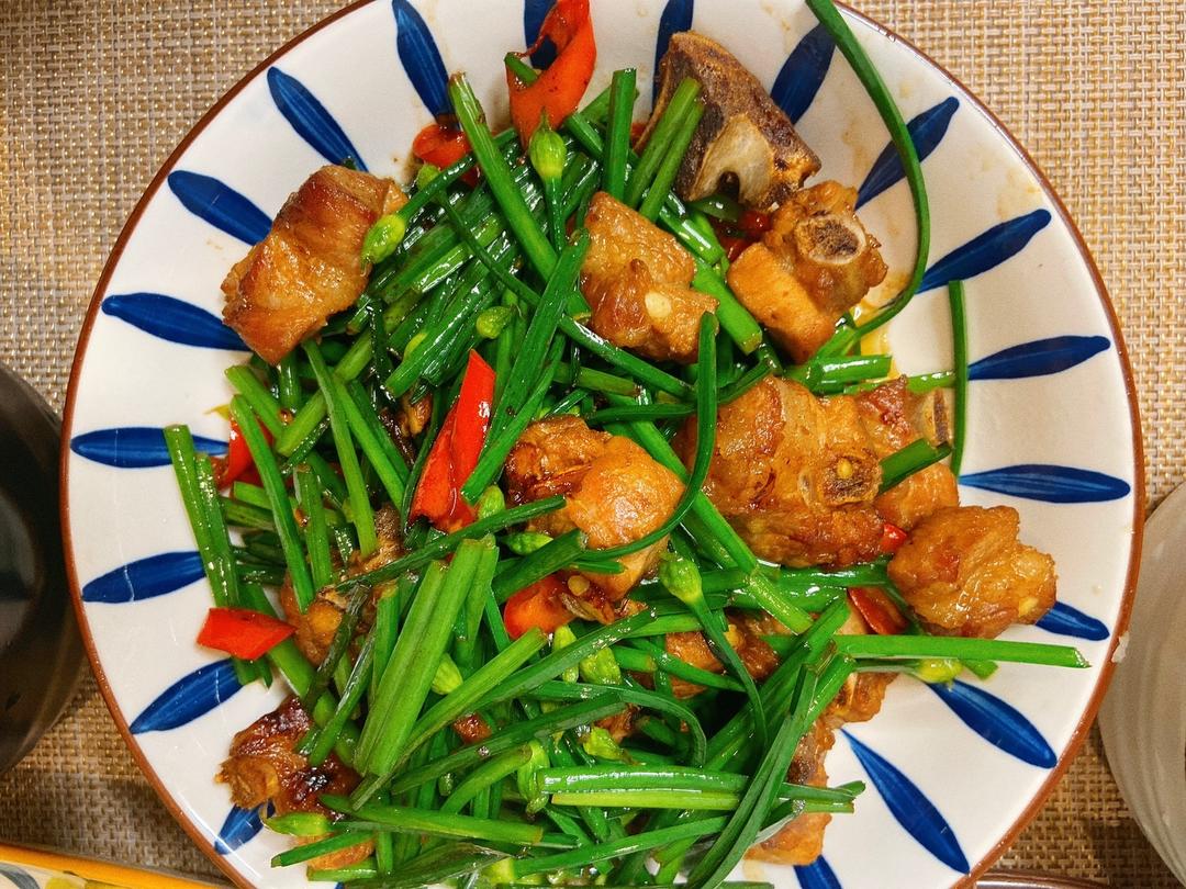 韭菜苔炒排骨的做法