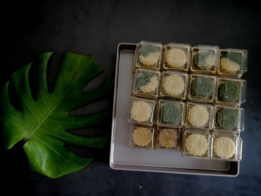 绿豆糕：把绿豆搓成绿豆糕