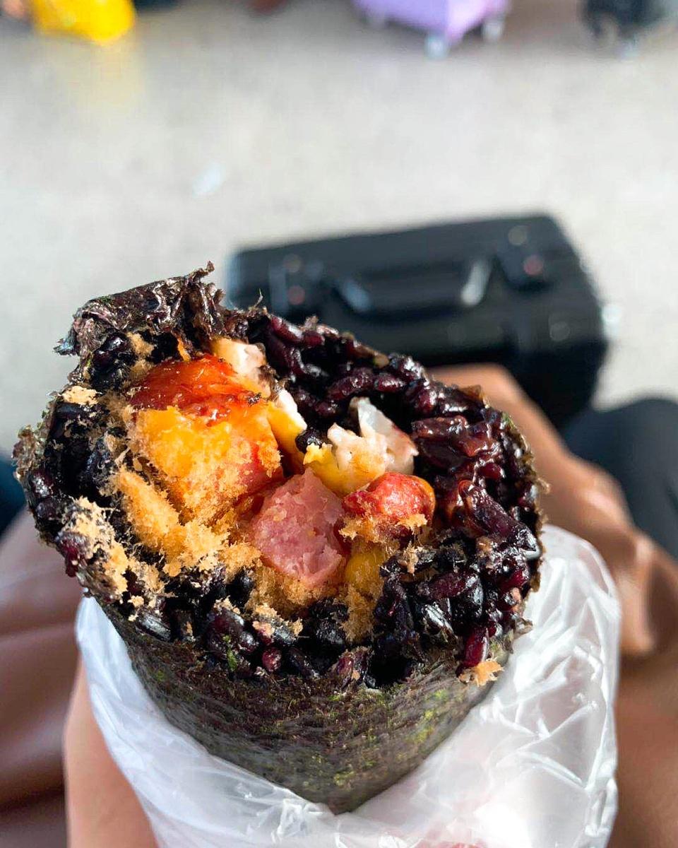 咸蛋黄肉松紫米饭团