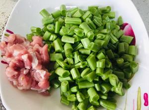 橄榄菜肉末爆炒四季豆的做法 步骤2