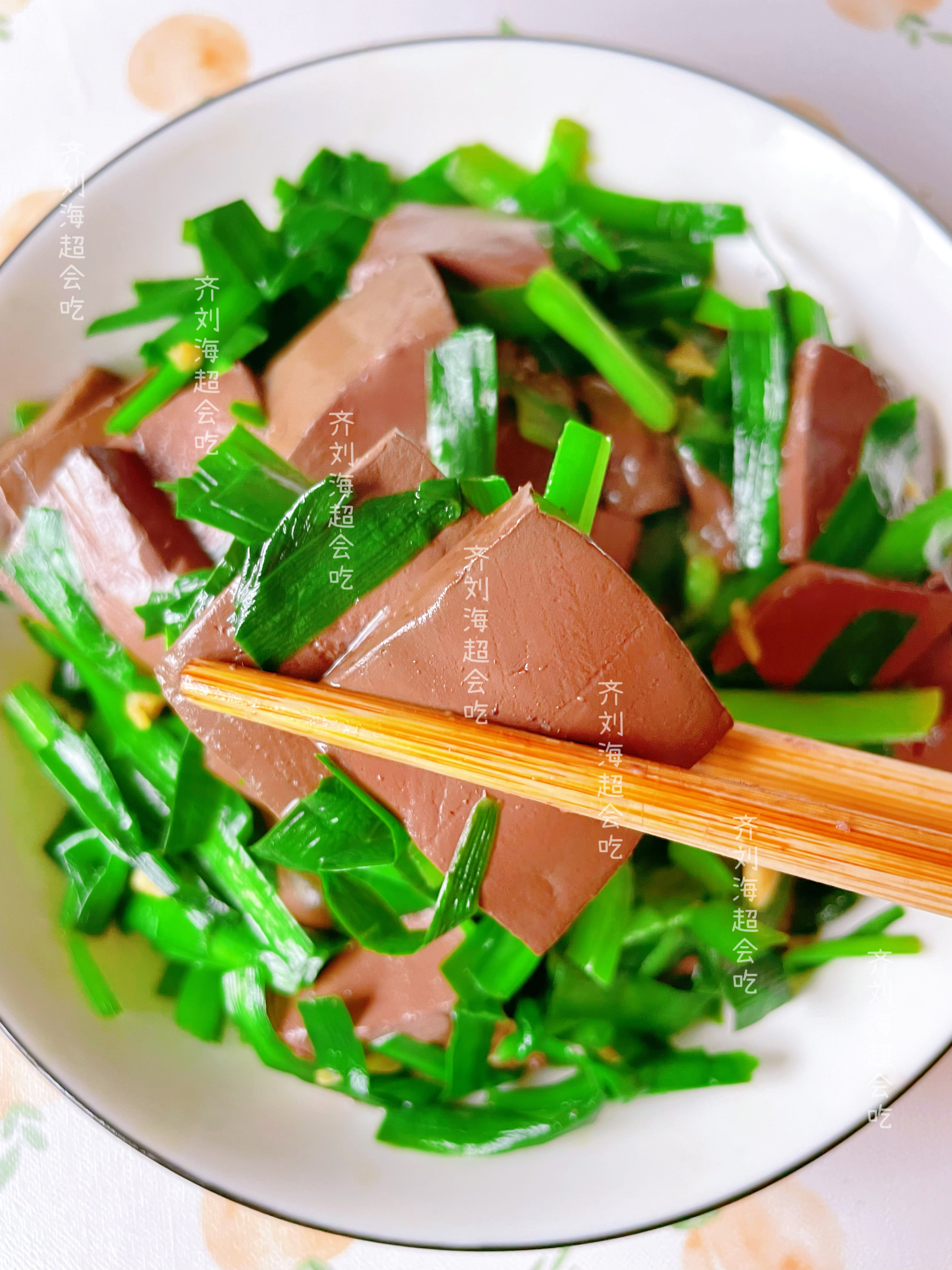 韭菜炒鸭血，鲜嫩入味！的做法