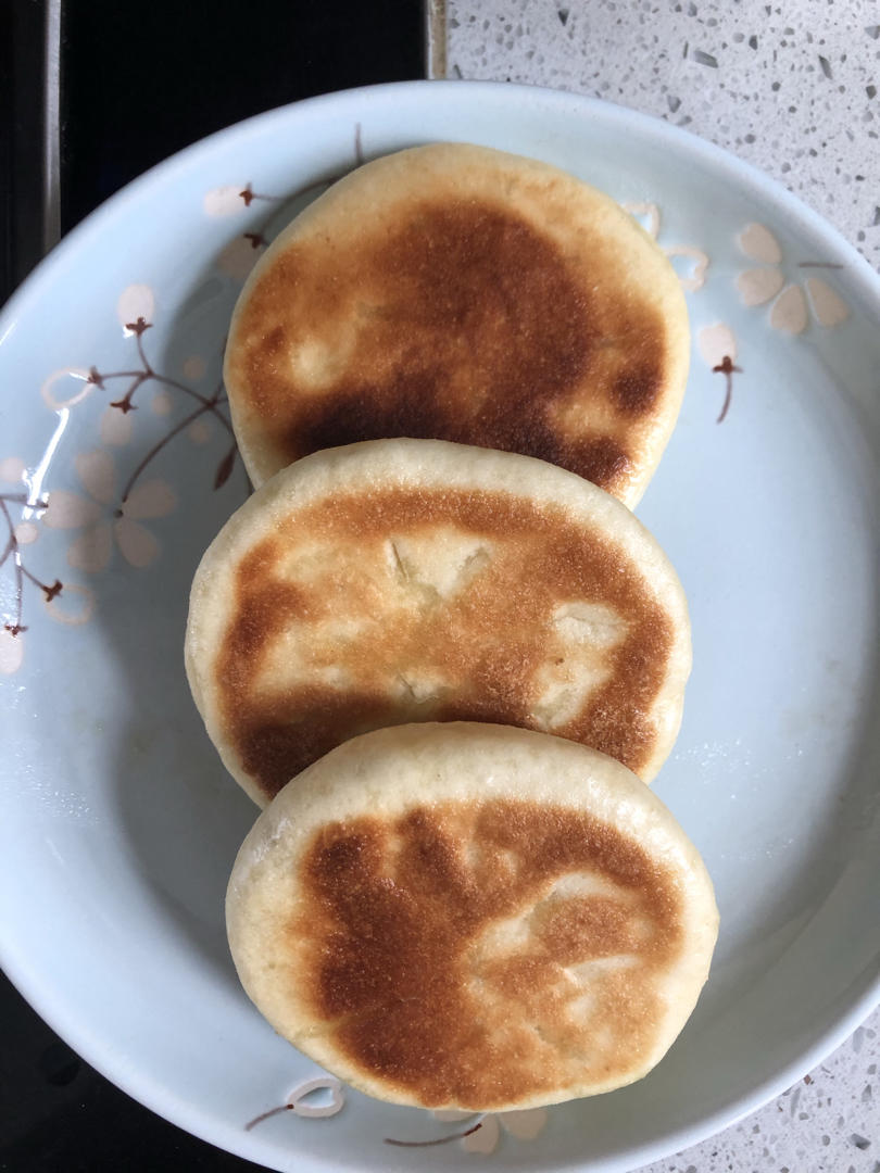 轩软香甜的红糖芝麻发面饼