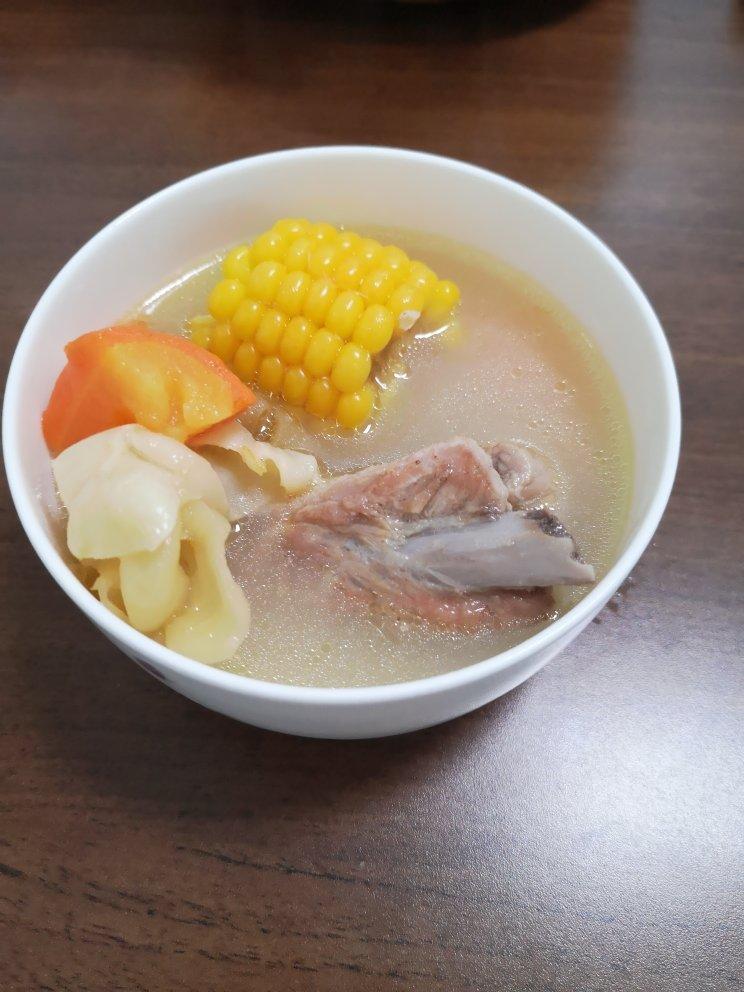 家传广东靓汤～花胶瑶柱排骨汤
