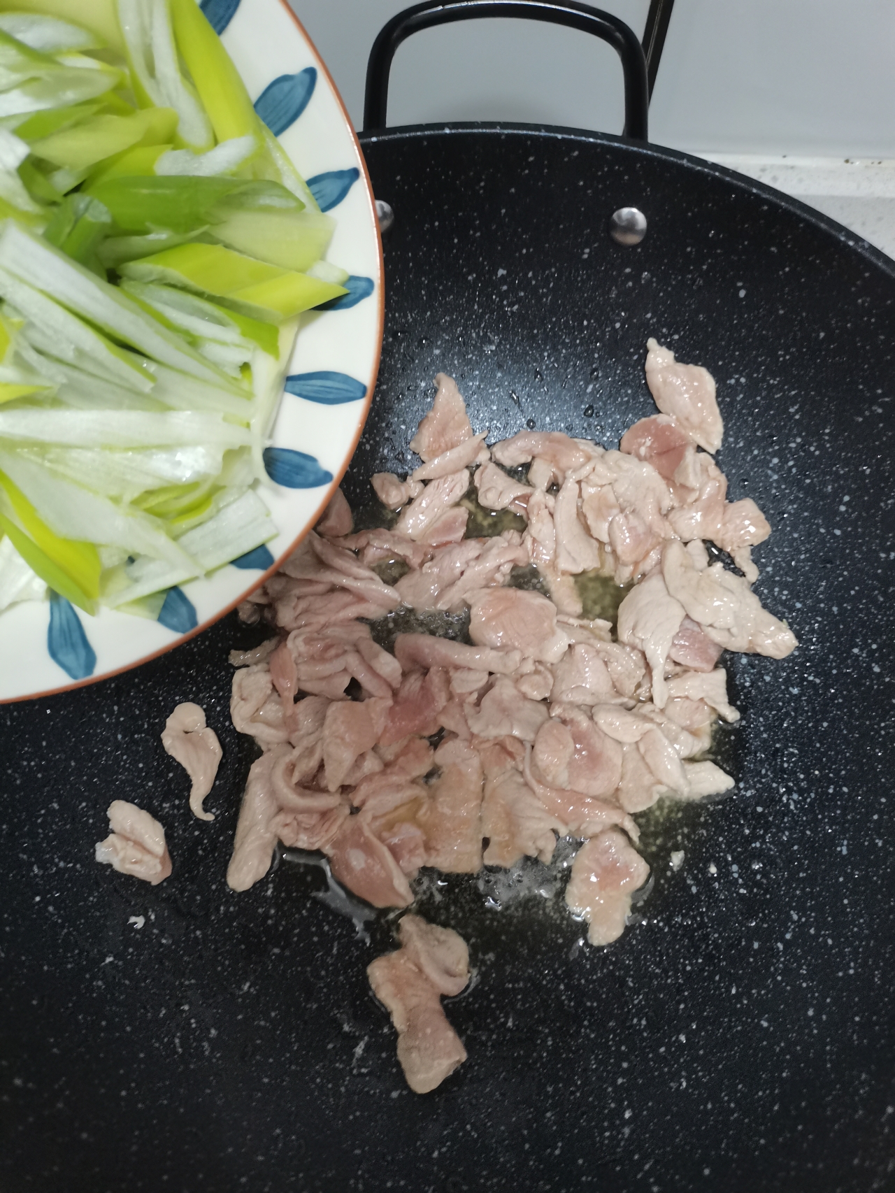 葱爆肉👍大葱炒肉的做法 步骤4