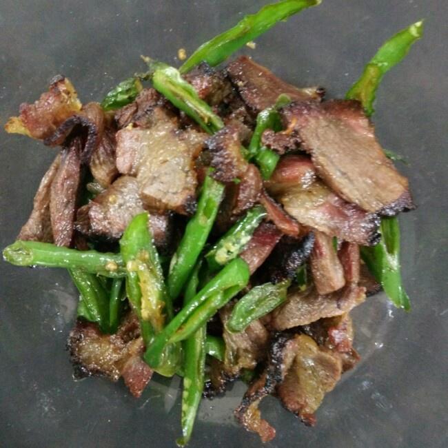 尖椒炒湘西腊肉的做法