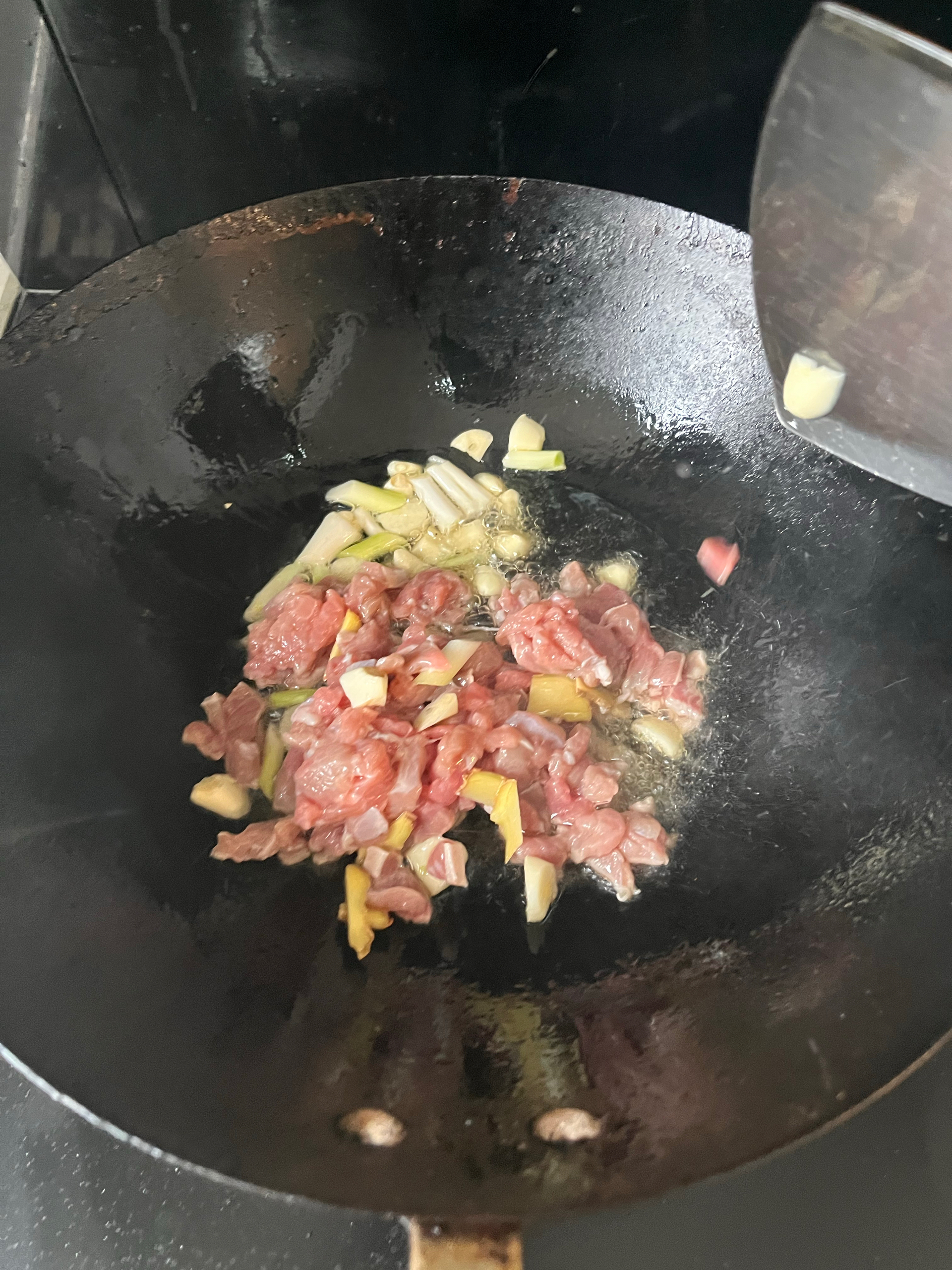 糯米笋炒牛肉的做法 步骤3