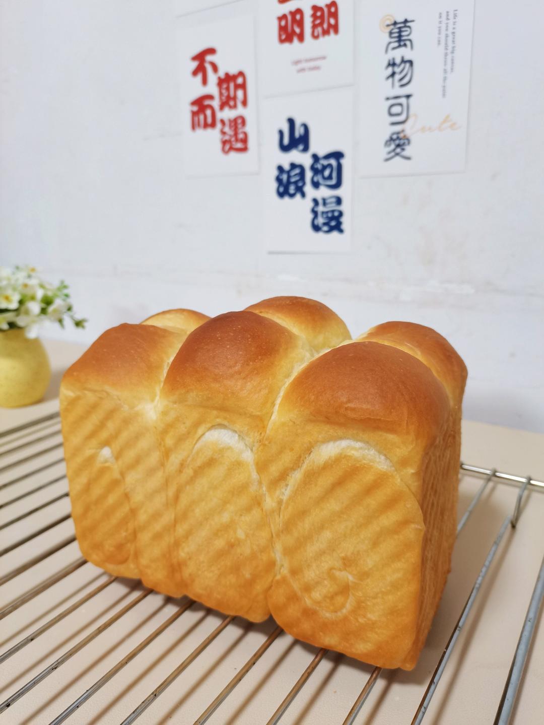 超级浓郁柔软的布里欧修吐司