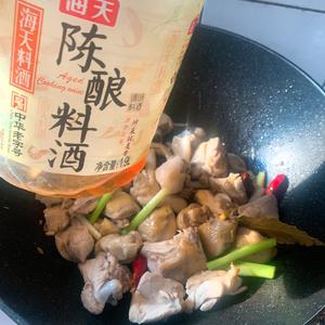 东北菜|鸡肉蘑菇炖粉条的做法 步骤13