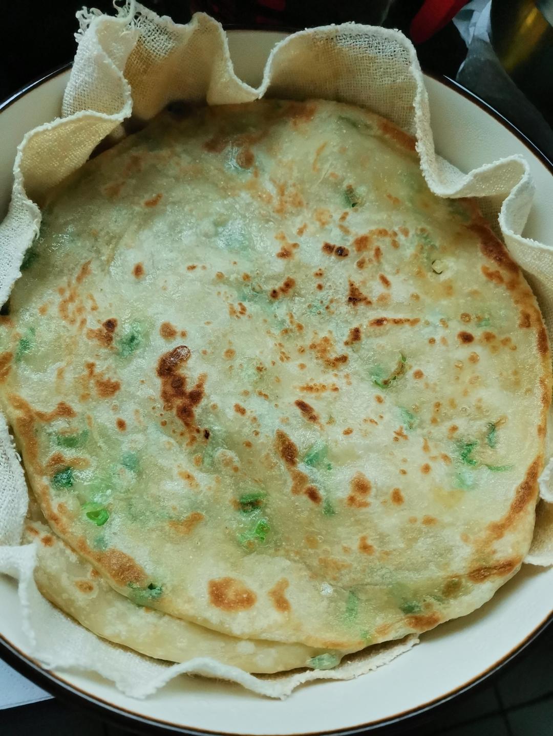 家常葱油饼 柔软多层 凉了也是软软的特别好吃 附细节视频详解