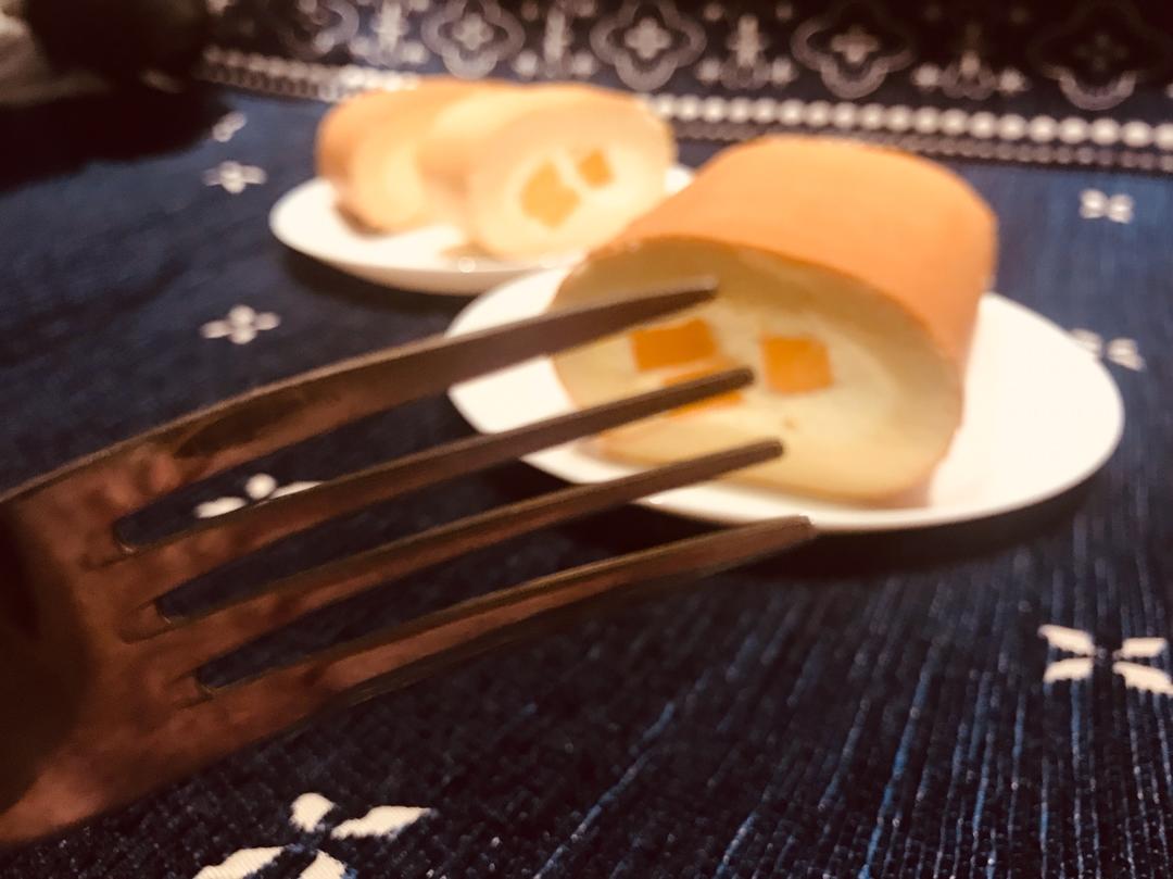 胖乎乎奶油芒果卷/不开裂不掉皮全过程详细图解烘焙视频/蛋糕篇6：「厚卷」