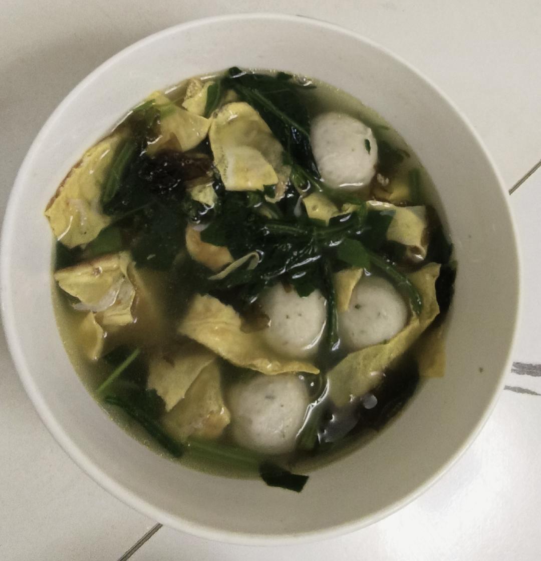简单易学，清淡好喝～鱼丸鸡蛋菠菜汤