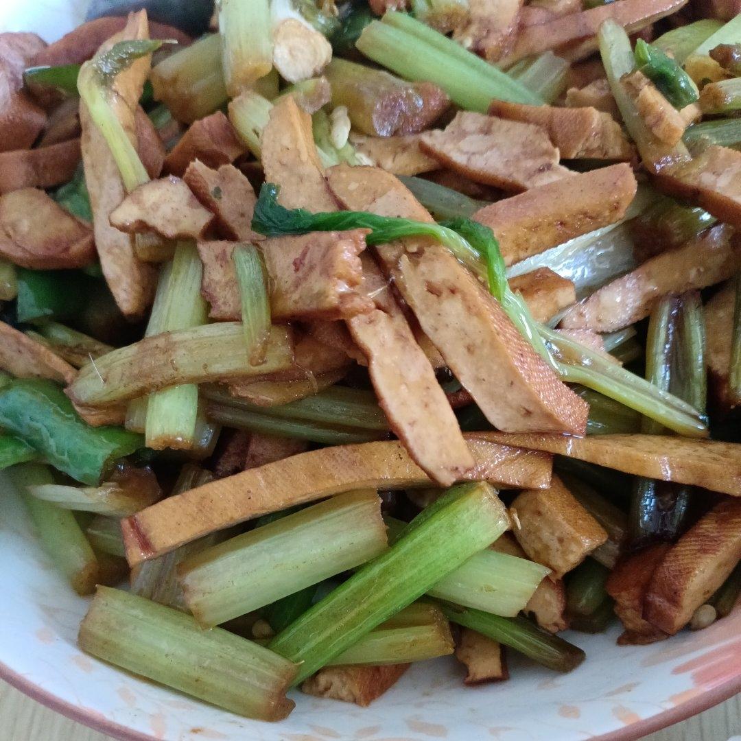 午餐晚餐简单快手下饭菜芹菜炒香干