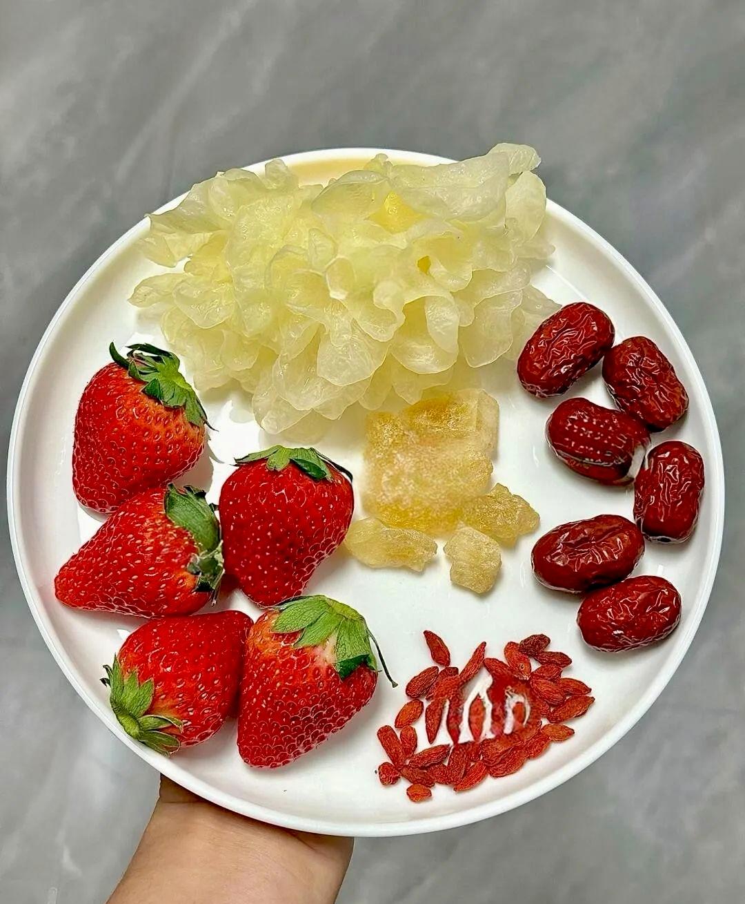草莓银耳羹