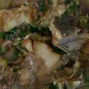 芹菜葱焖多宝鱼的做法 步骤2