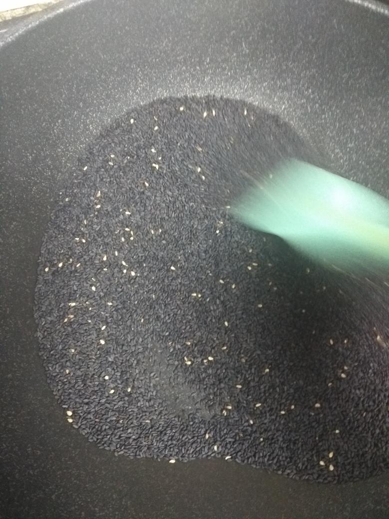 炒黑芝麻