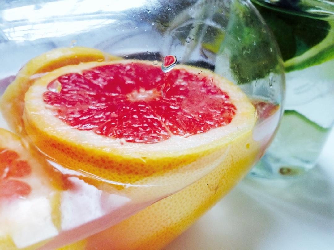 躲在透明的玻璃罐里乘个凉