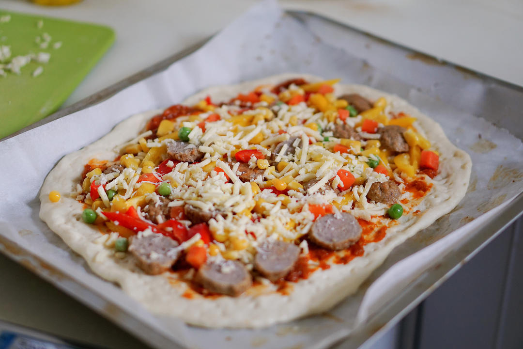薄饼脆皮火腿pizza