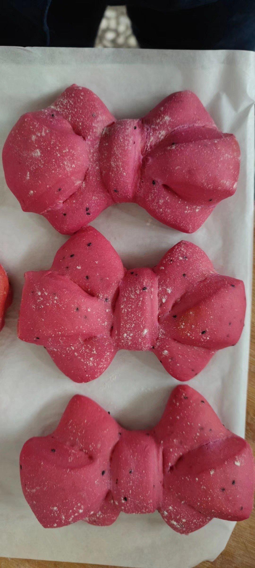 火龙果软欧包，粉嘟嘟～