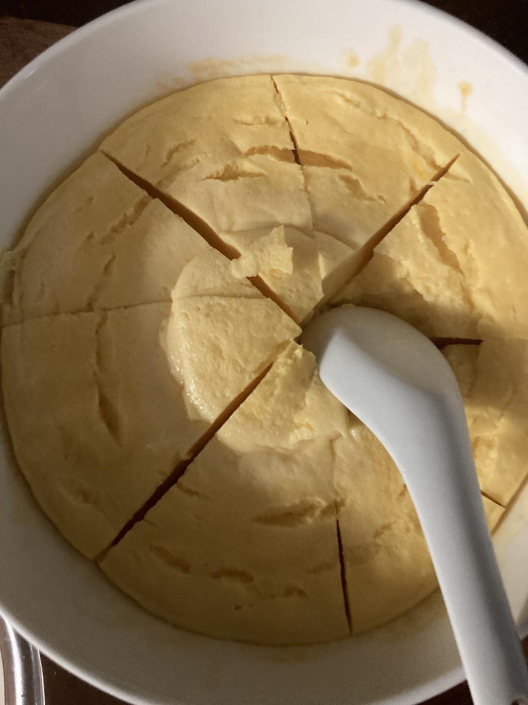 2盒白糖1勺玉米淀粉2勺酸奶鸡蛋糕的做法4个鸡蛋加糖加2勺淀粉2盒酸奶