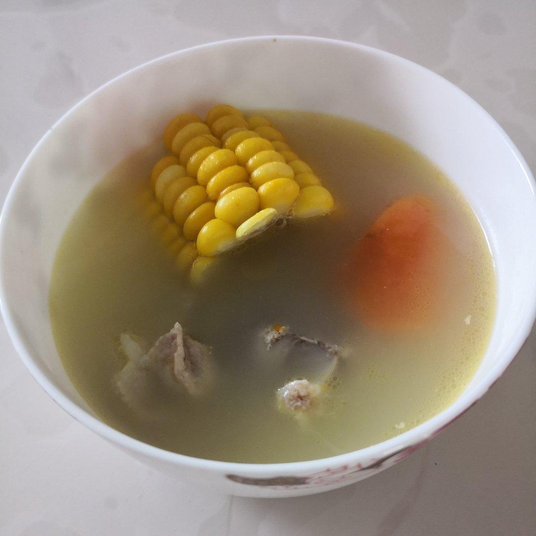 胡萝卜玉米排骨汤