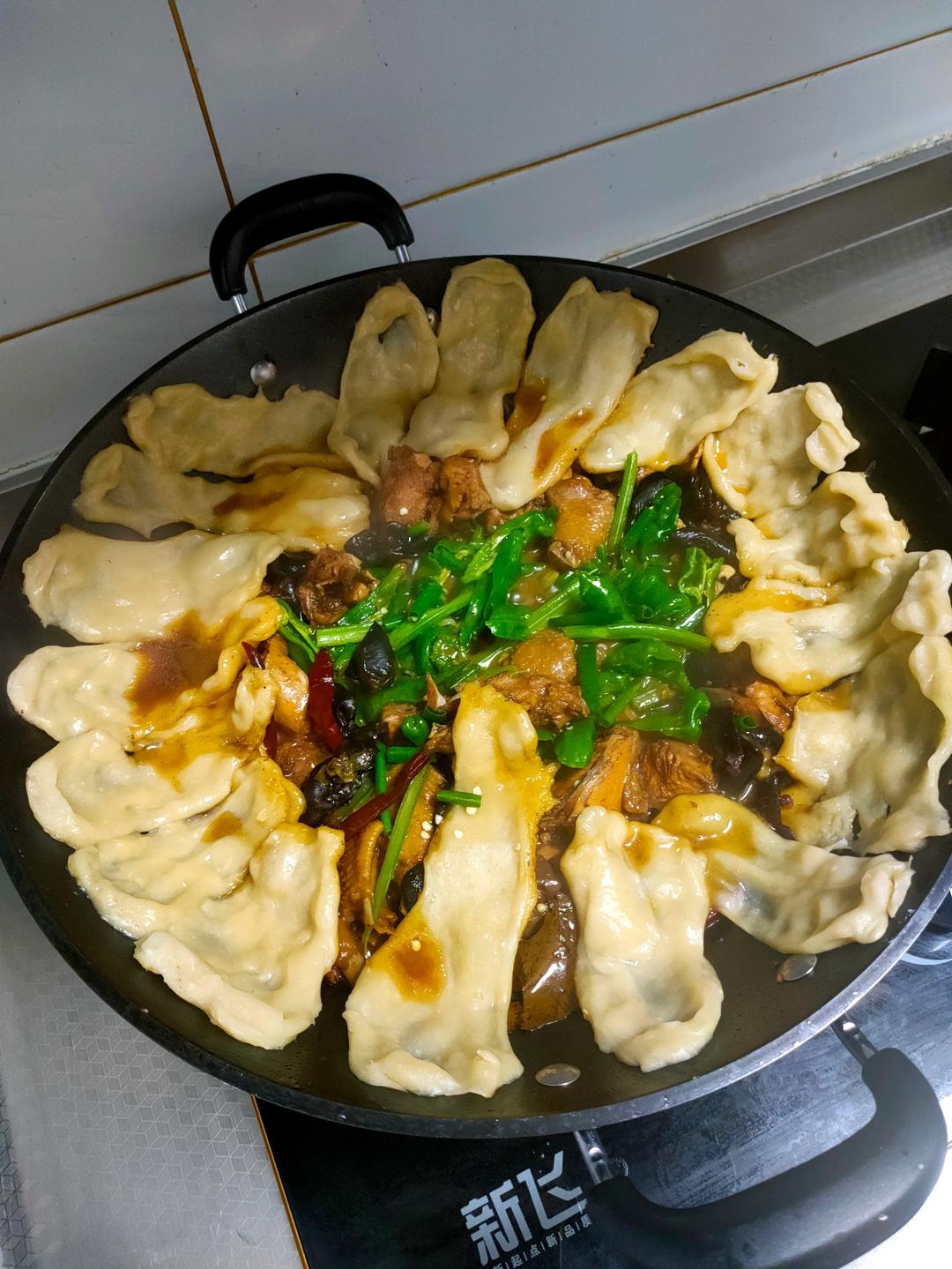 地锅鸡，教你贴饼子好吃的小技巧~