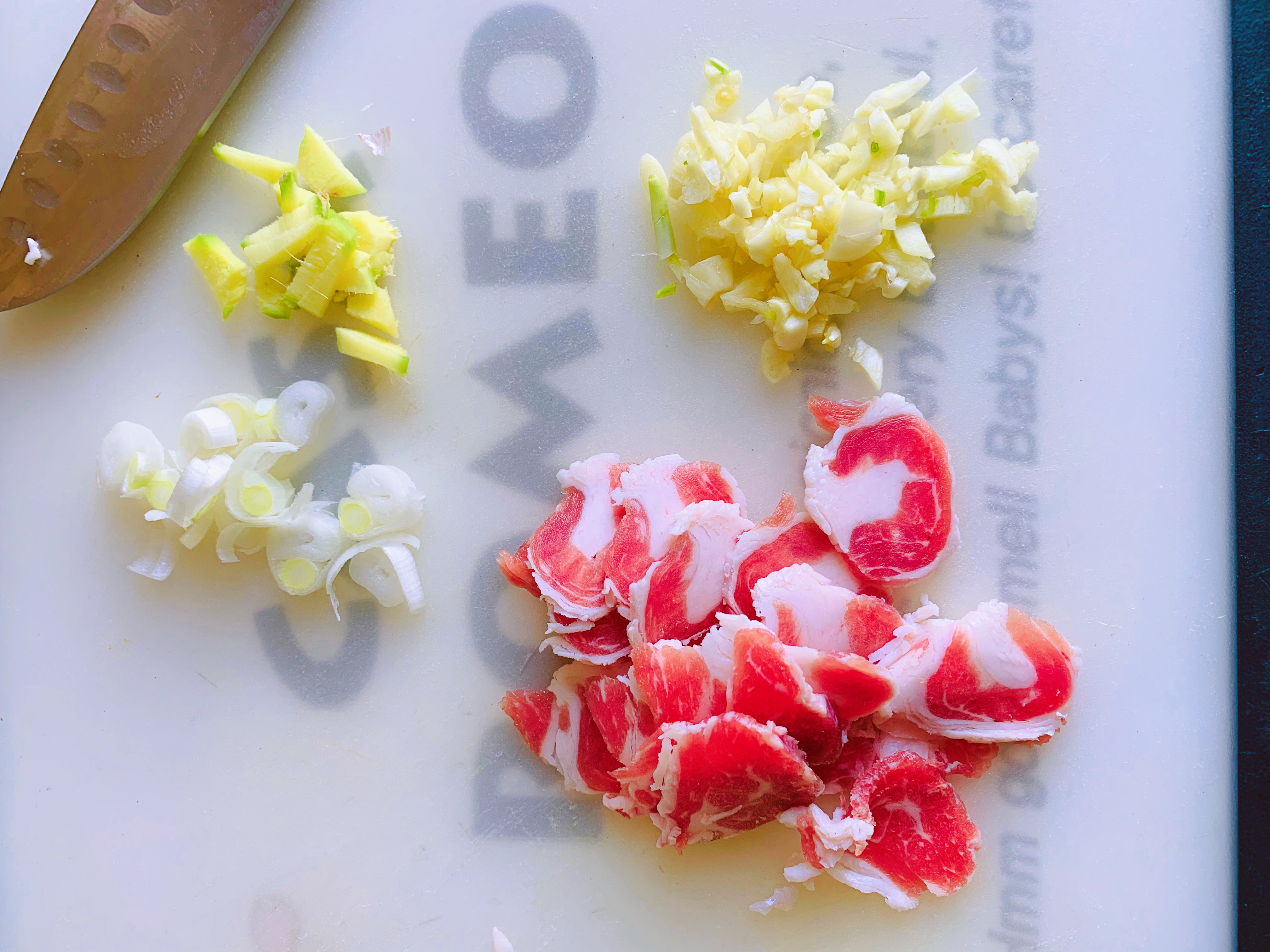 清香适口脆嫩鲜滑的小炒—黄瓜白玉菇的做法 步骤3