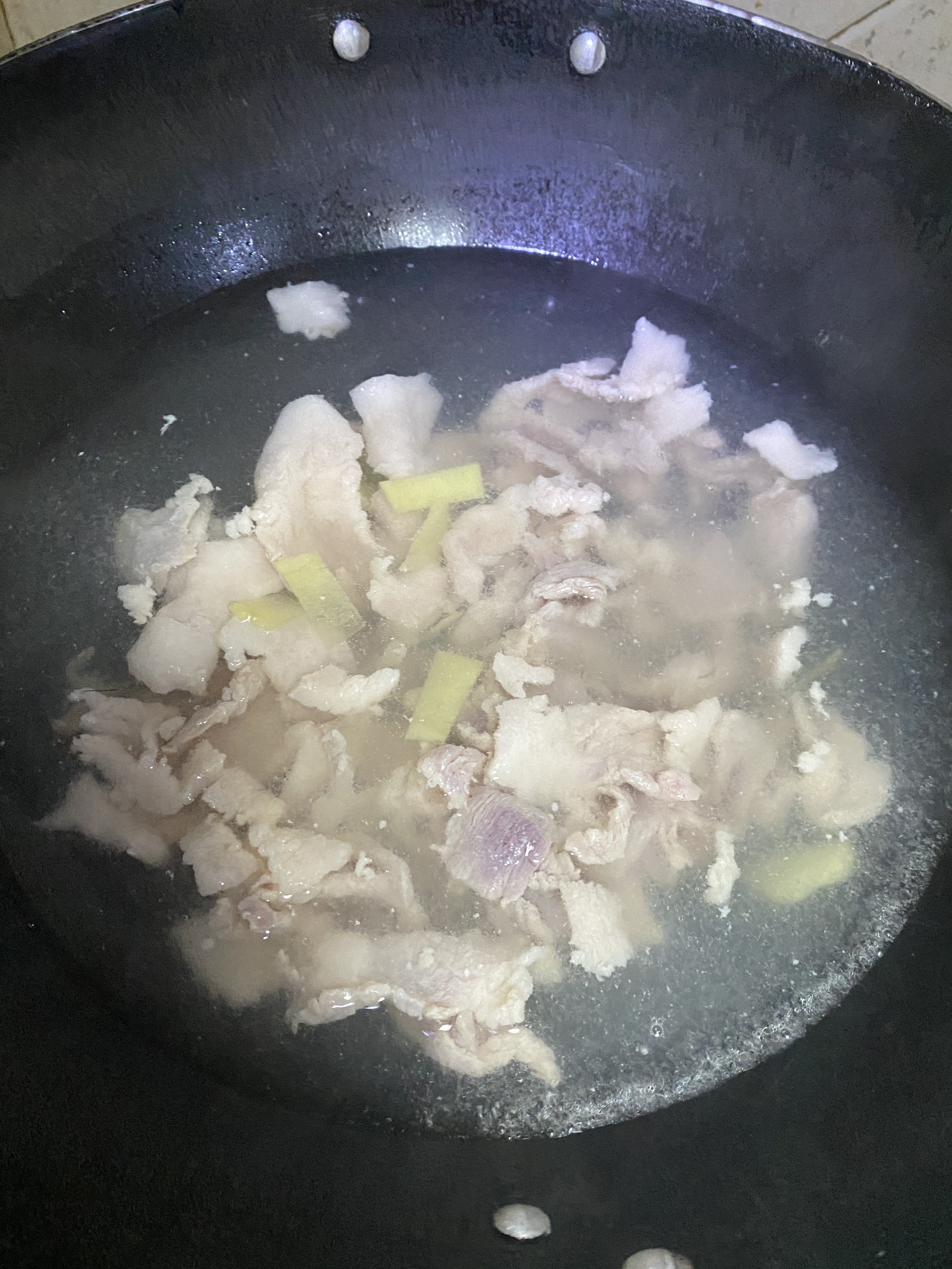 蟹味菇肉片汤的做法 步骤4