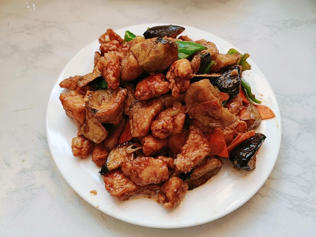 肉段烧茄子！东北菜的精髓：黢黑、稀neng、胶黏、齁咸、好吃