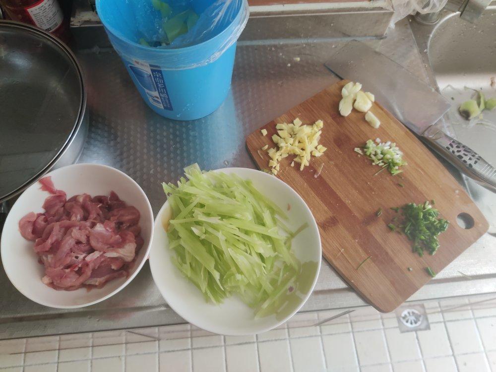 超简单的莴笋炒肉