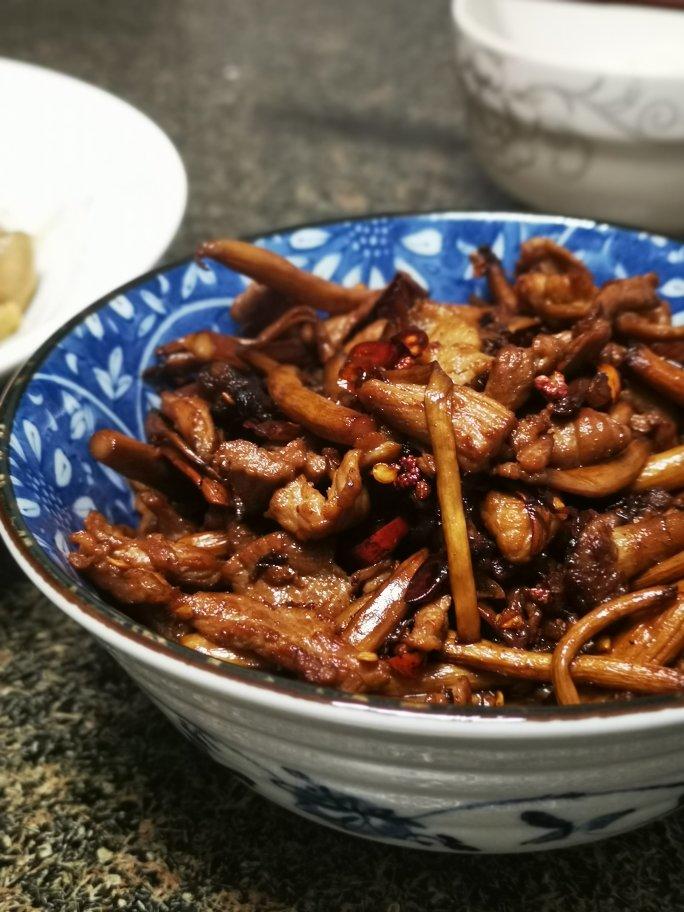 五花肉干锅茶树菇